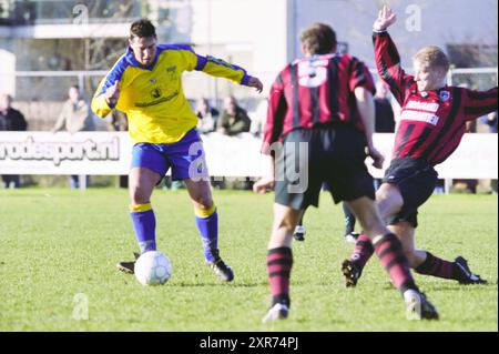 Football Velsen - EDO, 23-11-2002, Whizgle Dutch News: Immagini storiche su misura per il futuro. Esplora il passato dei Paesi Bassi con prospettive moderne attraverso le immagini delle agenzie olandesi. Colmare gli eventi di ieri con gli approfondimenti di domani. Intraprendi un viaggio senza tempo con storie che plasmano il nostro futuro. Foto Stock