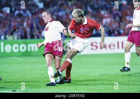 Partita di qualificazione per la Coppa del mondo di calcio 1998: I Paesi Bassi giocano contro il Belgio nel De Kuip di Rotterdam e vincono 3-1., Rotterdam, 06-09-1997, Whizgle Dutch News: Immagini storiche su misura per il futuro. Esplora il passato dei Paesi Bassi con prospettive moderne attraverso le immagini delle agenzie olandesi. Colmare gli eventi di ieri con gli approfondimenti di domani. Intraprendi un viaggio senza tempo con storie che plasmano il nostro futuro. Foto Stock