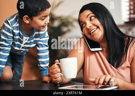 Telefonate, parlate e lavorate mamma al tavolo con un tablet per discutere, conversare o informazioni in salotto. Ragazzo, libero professionista e donna per Foto Stock