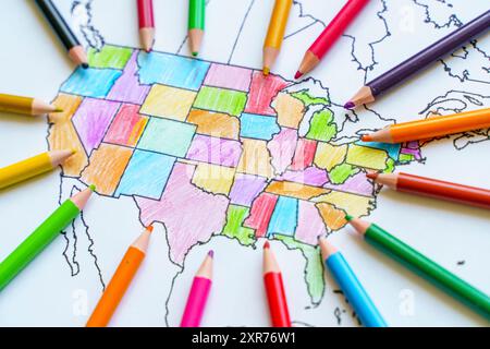 Mappa disegnata degli Stati Uniti. Mappa colorata dell'America per bambini con matite. Foto di alta qualità Foto Stock