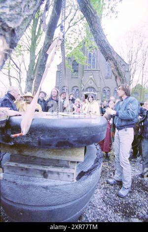 Spettacolo a Ruigoord con Simon Vinkenoog (foto 37), Ruigoord, 30-04-2001, Whizgle Dutch News: Immagini storiche su misura per il futuro. Esplora il passato dei Paesi Bassi con prospettive moderne attraverso le immagini delle agenzie olandesi. Colmare gli eventi di ieri con gli approfondimenti di domani. Intraprendi un viaggio senza tempo con storie che plasmano il nostro futuro. Foto Stock