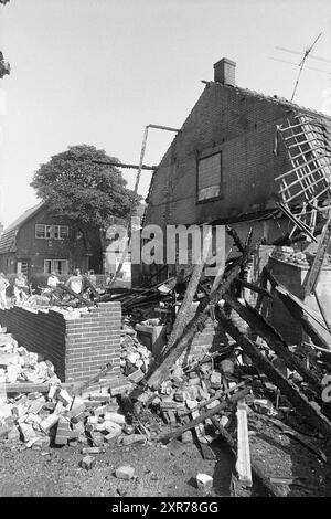 Duna del fuoco, Wijk a. Zee, incendi, vigili del fuoco, Wijk aan Zee, Jan van Kuikweg, 11-08-1969, Whizgle Dutch News: immagini storiche su misura per il futuro. Esplora il passato dei Paesi Bassi con prospettive moderne attraverso le immagini delle agenzie olandesi. Colmare gli eventi di ieri con gli approfondimenti di domani. Intraprendi un viaggio senza tempo con storie che plasmano il nostro futuro. Foto Stock