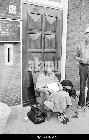 Donna gettata fuori di casa di fronte al Parklaan 83, sfratto, Haarlem, Parklaan, Paesi Bassi, 13-07-1977, Whizgle Dutch News: immagini storiche su misura per il futuro. Esplora il passato dei Paesi Bassi con prospettive moderne attraverso le immagini delle agenzie olandesi. Colmare gli eventi di ieri con gli approfondimenti di domani. Intraprendi un viaggio senza tempo con storie che plasmano il nostro futuro. Foto Stock