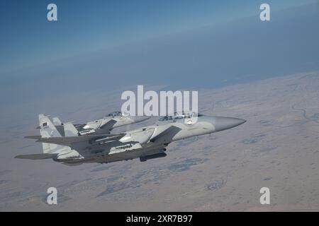Due F-15QA della Qatar Emiri Air Force che partecipano all'esercitazione Sky Shield 9, volano in formazione, il 14 luglio 2024, sopra l'area di respo del comando centrale degli Stati Uniti Foto Stock