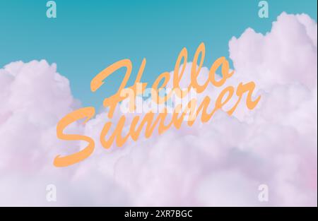 Allegra frase "Hello Summer" in grassetto lettere arancioni che fluttuano tra morbide nuvole su uno sfondo blu cielo limpido. Un'estate da sogno. R Foto Stock