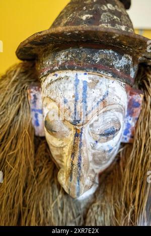 Maschera culturale Yaka, Repubblica Democratica del Congo, XX secolo, legno, fibra vegetale e pigmenti, Museo Nazionale di Antropologia, Madrid, Spagna Foto Stock