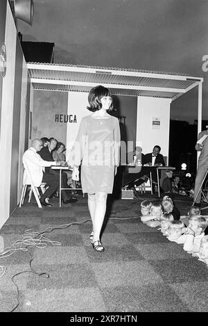 Miss Coast Elections con Albert mol e Lou van Rees in giuria, 06-08-1967, Whizgle Dutch News: Immagini storiche su misura per il futuro. Esplora il passato dei Paesi Bassi con prospettive moderne attraverso le immagini delle agenzie olandesi. Colmare gli eventi di ieri con gli approfondimenti di domani. Intraprendi un viaggio senza tempo con storie che plasmano il nostro futuro. Foto Stock