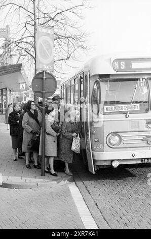 Autobus NZH utilizzato come trasporto temporaneo per i passeggeri del treno, Haarlem, Nederland, Whizgle Dutch News: Immagini storiche su misura per il futuro. Esplora il passato dei Paesi Bassi con prospettive moderne attraverso le immagini delle agenzie olandesi. Colmare gli eventi di ieri con gli approfondimenti di domani. Intraprendi un viaggio senza tempo con storie che plasmano il nostro futuro. Foto Stock