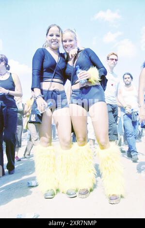 Dance Valley Goers, 03-08-2001, Whizgle Dutch News: Immagini storiche su misura per il futuro. Esplora il passato dei Paesi Bassi con prospettive moderne attraverso le immagini delle agenzie olandesi. Colmare gli eventi di ieri con gli approfondimenti di domani. Intraprendi un viaggio senza tempo con storie che plasmano il nostro futuro. Foto Stock