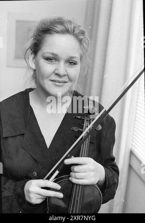 De Groot con la figlia Haarlem, Paesi Bassi, 12-11-1991, Whizgle Dutch News: Immagini storiche su misura per il futuro. Esplora il passato dei Paesi Bassi con prospettive moderne attraverso le immagini delle agenzie olandesi. Colmare gli eventi di ieri con gli approfondimenti di domani. Intraprendi un viaggio senza tempo con storie che plasmano il nostro futuro. Foto Stock