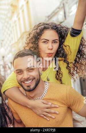 Coppia felice amici che si divertono insieme nelle strade della città - Travel and People Concept. Foto Stock