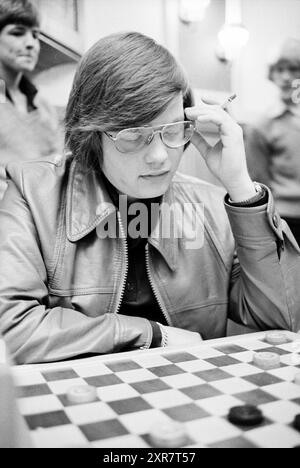 Checkers: Hugo Schut (4), Geert Post (9), Paul Boerrigter (12), Jos Bierman (16), Bert de Haas (20), Theo Kuyl (25), Cisca Butter (30), B.C. Bais (35) ., Checkers, 03-03-1979, Whizgle Dutch News: Historical Images Tailored for the Future. Esplora il passato dei Paesi Bassi con prospettive moderne attraverso le immagini delle agenzie olandesi. Colmare gli eventi di ieri con gli approfondimenti di domani. Intraprendi un viaggio senza tempo con storie che plasmano il nostro futuro. Foto Stock