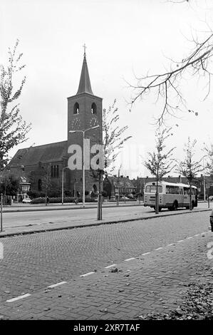 Relazione NZH Leiden Noord Zuid Hollandse Vervoersmaatschappij N.V., NZ, Leiden, Lammenschansweg, 25-10-1971, Whizgle Dutch News: immagini storiche su misura per il futuro. Esplora il passato dei Paesi Bassi con prospettive moderne attraverso le immagini delle agenzie olandesi. Colmare gli eventi di ieri con gli approfondimenti di domani. Intraprendi un viaggio senza tempo con storie che plasmano il nostro futuro. Foto Stock