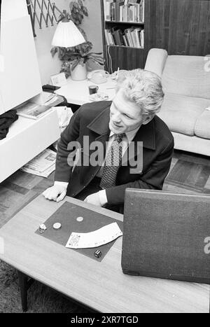 Mago con tessere e trucchi di corda, 00-00-1977, Whizgle Dutch News: Immagini storiche su misura per il futuro. Esplora il passato dei Paesi Bassi con prospettive moderne attraverso le immagini delle agenzie olandesi. Colmare gli eventi di ieri con gli approfondimenti di domani. Intraprendi un viaggio senza tempo con storie che plasmano il nostro futuro. Foto Stock