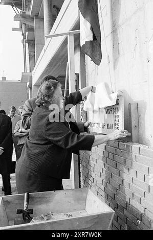1st Stone Schoterhof, First Stone, 12-10-1970, Whizgle Dutch News: Immagini storiche su misura per il futuro. Esplora il passato dei Paesi Bassi con prospettive moderne attraverso le immagini delle agenzie olandesi. Colmare gli eventi di ieri con gli approfondimenti di domani. Intraprendi un viaggio senza tempo con storie che plasmano il nostro futuro. Foto Stock
