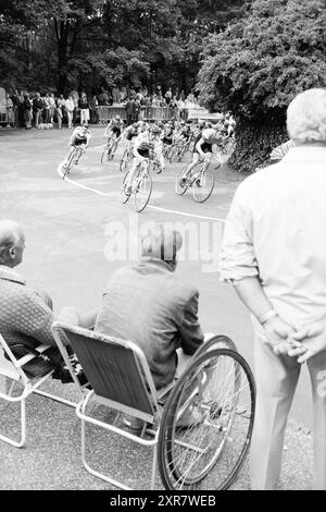 Tour in bicicletta Kopje van Bloemendaal, Ciclismo, Bloemendaal, 11-07-1984, Whizgle Dutch News: Immagini storiche su misura per il futuro. Esplora il passato dei Paesi Bassi con prospettive moderne attraverso le immagini delle agenzie olandesi. Colmare gli eventi di ieri con gli approfondimenti di domani. Intraprendi un viaggio senza tempo con storie che plasmano il nostro futuro. Foto Stock