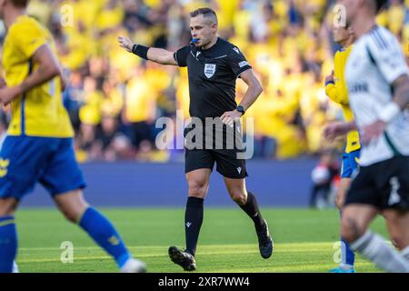 Broendby, Danimarca. 8 agosto 2024. L'arbitro Martin Dohal ha visto durante la partita di qualificazione della UEFA Conference League tra Broendby IF e Legia Warszawa al Broendby Stadion di Broendby. Credito: Gonzales Photo/Alamy Live News Foto Stock