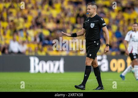 Broendby, Danimarca. 8 agosto 2024. L'arbitro Martin Dohal ha visto durante la partita di qualificazione della UEFA Conference League tra Broendby IF e Legia Warszawa al Broendby Stadion di Broendby. Credito: Gonzales Photo/Alamy Live News Foto Stock