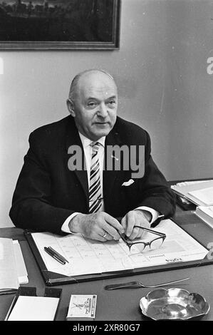 Mr. Van Wingerden segretario municipale Heemstede, persone, 28-01-1964, Whizgle Dutch News: Immagini storiche su misura per il futuro. Esplora il passato dei Paesi Bassi con prospettive moderne attraverso le immagini delle agenzie olandesi. Colmare gli eventi di ieri con gli approfondimenti di domani. Intraprendi un viaggio senza tempo con storie che plasmano il nostro futuro. Foto Stock