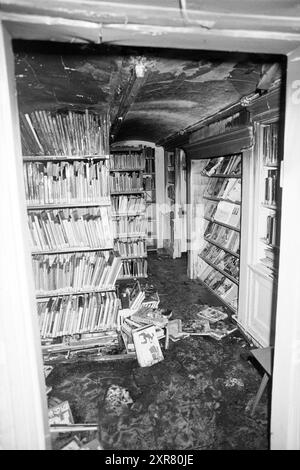 Danni da incendio nella casa di Zaanen, incendi, vigili del fuoco, Haarlem, Orionweg, The Netherlands, 13-10-1989, Whizgle Dutch News: immagini storiche su misura per il futuro. Esplora il passato dei Paesi Bassi con prospettive moderne attraverso le immagini delle agenzie olandesi. Colmare gli eventi di ieri con gli approfondimenti di domani. Intraprendi un viaggio senza tempo con storie che plasmano il nostro futuro. Foto Stock
