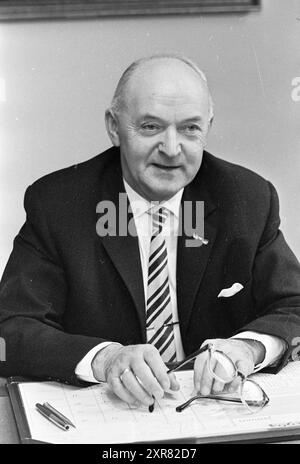 Mr. Van Wingerden segretario municipale Heemstede, persone, 28-01-1964, Whizgle Dutch News: Immagini storiche su misura per il futuro. Esplora il passato dei Paesi Bassi con prospettive moderne attraverso le immagini delle agenzie olandesi. Colmare gli eventi di ieri con gli approfondimenti di domani. Intraprendi un viaggio senza tempo con storie che plasmano il nostro futuro. Foto Stock