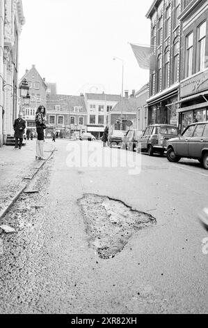 Buchi nel fondo stradale di Kruisstraat, Parklaan, strade, costruzione di strade, semina di strade, Haarlem, Kruisstraat, Paesi Bassi, 09-01-1979, Whizgle Dutch News: immagini storiche su misura per il futuro. Esplora il passato dei Paesi Bassi con prospettive moderne attraverso le immagini delle agenzie olandesi. Colmare gli eventi di ieri con gli approfondimenti di domani. Intraprendi un viaggio senza tempo con storie che plasmano il nostro futuro. Foto Stock