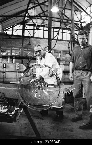 Visita soffiaggio vetro, vetro colorato, vetro soffiato, vetro in generale, 14-06-1967, Whizgle Dutch News: immagini storiche su misura per il futuro. Esplora il passato dei Paesi Bassi con prospettive moderne attraverso le immagini delle agenzie olandesi. Colmare gli eventi di ieri con gli approfondimenti di domani. Intraprendi un viaggio senza tempo con storie che plasmano il nostro futuro. Foto Stock