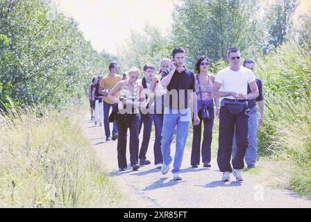 Dance Valley Goers, 03-08-2001, Whizgle Dutch News: Immagini storiche su misura per il futuro. Esplora il passato dei Paesi Bassi con prospettive moderne attraverso le immagini delle agenzie olandesi. Colmare gli eventi di ieri con gli approfondimenti di domani. Intraprendi un viaggio senza tempo con storie che plasmano il nostro futuro. Foto Stock