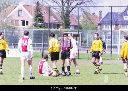 Partita di calcio, 00-04-1999, Whizgle Dutch News: Immagini storiche su misura per il futuro. Esplora il passato dei Paesi Bassi con prospettive moderne attraverso le immagini delle agenzie olandesi. Colmare gli eventi di ieri con gli approfondimenti di domani. Intraprendi un viaggio senza tempo con storie che plasmano il nostro futuro. Foto Stock