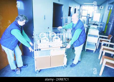 Reparto incubatore mobile presso Zeeweg Hospital, 15-03-1995, Whizgle Dutch News: Immagini storiche su misura per il futuro. Esplora il passato dei Paesi Bassi con prospettive moderne attraverso le immagini delle agenzie olandesi. Colmare gli eventi di ieri con gli approfondimenti di domani. Intraprendi un viaggio senza tempo con storie che plasmano il nostro futuro. Foto Stock