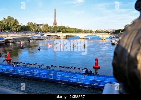 Parigi, Francia. 09 agosto 2024. Gli atleti iniziano la maratona nuotando 10km uomini durante i Giochi Olimpici di Parigi 2024 al Pont Alexandre III di Parigi (Francia), 09 agosto 2024. Crediti: Insidefoto di andrea staccioli/Alamy Live News Foto Stock