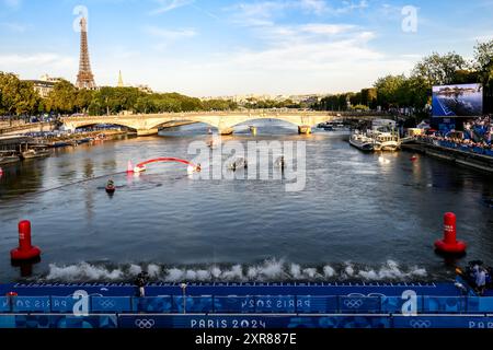 Parigi, Francia. 09 agosto 2024. Partenza della maratona di nuoto 10km uomini durante i Giochi Olimpici di Parigi 2024 al Pont Alexandre III di Parigi (Francia), 09 agosto 2024. Crediti: Insidefoto di andrea staccioli/Alamy Live News Foto Stock