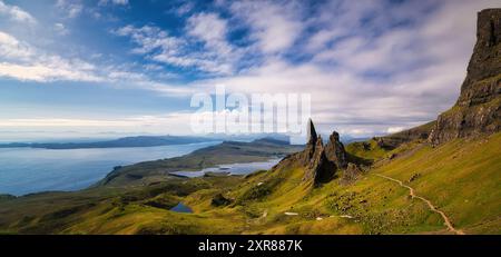 Conosciuta come Photographers Knoll, la piattaforma rocciosa sopra l'Old Man of Storr apre una vista estesa che guarda a sud dal Trotternish Ridge Foto Stock