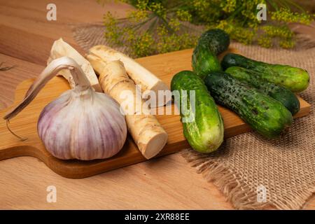 Preparazione per la fermentazione dei cetrioli mediante un processo di decapaggio denominato fermentazione dell'acido lattico. Tali cetrioli fermentati hanno una lunga durata di conservazione e lo sono Foto Stock