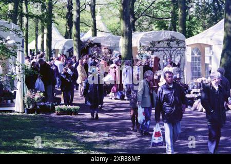 Casa e giardino, trambusto, Velsen, Velsen, 06-05-1997, Whizgle Dutch News: immagini storiche su misura per il futuro. Esplora il passato dei Paesi Bassi con prospettive moderne attraverso le immagini delle agenzie olandesi. Colmare gli eventi di ieri con gli approfondimenti di domani. Intraprendi un viaggio senza tempo con storie che plasmano il nostro futuro. Foto Stock