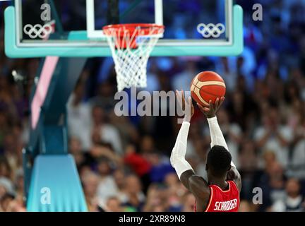 PARIGI, FRANCIA - 08 AGOSTO: Dennis Schröder di Germania durante la semifinale maschile di pallacanestro tra Francia e Germania il tredicesimo giorno dei Giochi Olimpici di Parigi 2024 alla Bercy Arena l'8 agosto 2024 a Parigi, Francia. © diebilderwelt / Alamy Stock Foto Stock