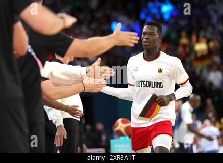 PARIGI, FRANCIA - 08 AGOSTO: Dennis Schröder della Germania durante la semifinale maschile di pallacanestro tra Francia e Germania il tredicesimo giorno dei Giochi Olimpici di Parigi 2024 alla Bercy Arena l'8 agosto 2024 a Parigi, Francia. © diebilderwelt / Alamy Stock Foto Stock