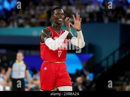 PARIGI, FRANCIA - 08 AGOSTO: Dennis Schröder della Germania durante la semifinale maschile di pallacanestro tra Francia e Germania il tredicesimo giorno dei Giochi Olimpici di Parigi 2024 alla Bercy Arena l'8 agosto 2024 a Parigi, Francia. © diebilderwelt / Alamy Stock Foto Stock