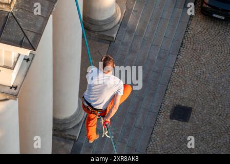 Lublino, Polonia luglio 25 2024 slackliner in taut line nella città vecchia durante Urban Highline Festival - vista dall'alto Foto Stock