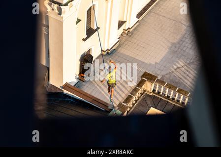 Lublino, Polonia, luglio 25 2024 fslackliner sulla linea tesa nella città vecchia durante l'Urban Highline Festival - vista dall'alto Foto Stock