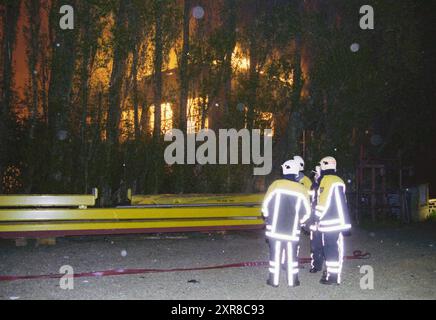 Incendio nell’edificio di demolizione Conrad Stork, Haarlem, Waarderweg, Paesi Bassi, 29-04-1999, Whizgle Dutch News: immagini storiche su misura per il futuro. Esplora il passato dei Paesi Bassi con prospettive moderne attraverso le immagini delle agenzie olandesi. Colmare gli eventi di ieri con gli approfondimenti di domani. Intraprendi un viaggio senza tempo con storie che plasmano il nostro futuro. Foto Stock
