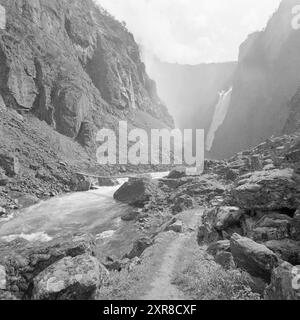 Attuale 29-3-1968: La cascata che ottiene un lavoro estivo. Da sei anni Statskraftverkene lavora su una serie di alternative per lo sviluppo delle possibilità idroelettriche su Hardangervidda. Vøringsfossen stesso rischia di essere spento. Ma è stata presentata una proposta di compromesso, il che significa che la cascata avrà un flusso d'acqua ridotto nei mesi estivi, in altre parole un puro decoro turistico. Foto: Sverre A. Børretzen / Aktuell / NTB ***FOTO NON ELABORATA*** questo testo dell'immagine è tradotto automaticamente questo testo dell'immagine è tradotto automaticamente Foto Stock