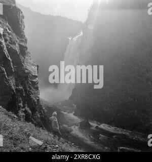 Attuale 29-3-1968: La cascata che ottiene un lavoro estivo. Da sei anni Statskraftverkene lavora su una serie di alternative per sviluppare le possibilità idroelettriche su Hardangervidda. Vøringsfossen stesso rischia di essere spento. Ma è stata presentata una proposta di compromesso, il che significa che la cascata funzionerà con un flusso d'acqua ridotto nei mesi estivi, in altre parole, un puro decoro turistico. Foto: Sverre A. Børretzen / Aktuell / NTB ***FOTO NON ELABORATA*** questo testo dell'immagine è tradotto automaticamente questo testo dell'immagine è tradotto automaticamente Foto Stock