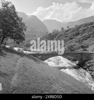 Attuale 29-3-1968: La cascata che ottiene un lavoro estivo. Da sei anni Statskraftverkene lavora su una serie di alternative per lo sviluppo delle possibilità idroelettriche su Hardangervidda. Vøringsfossen stesso rischia di essere spento. Ma è stata presentata una proposta di compromesso, il che significa che la cascata funzionerà con un flusso d'acqua ridotto nei mesi estivi, in altre parole, un puro decoro turistico. Foto: Sverre A. Børretzen / Aktuell / NTB ***FOTO NON ELABORATA*** questo testo dell'immagine è tradotto automaticamente questo testo dell'immagine è tradotto automaticamente Foto Stock