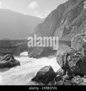 Attuale 29-3-1968: La cascata che ottiene un lavoro estivo. Da sei anni Statskraftverkene lavora su una serie di alternative per lo sviluppo delle possibilità idroelettriche su Hardangervidda. Vøringsfossen stesso rischia di essere spento. Ma è stata presentata una proposta di compromesso, il che significa che la cascata funzionerà con un flusso d'acqua ridotto nei mesi estivi, in altre parole, un puro decoro turistico. Foto: Sverre A. Børretzen / Aktuell / NTB ***FOTO NON ELABORATA*** questo testo dell'immagine è tradotto automaticamente questo testo dell'immagine è tradotto automaticamente Foto Stock