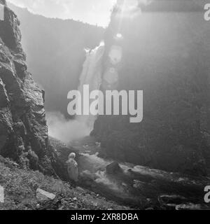 Attuale 29-3-1968: La cascata che ottiene un lavoro estivo. Da sei anni Statskraftverkene lavora su una serie di alternative per sviluppare le possibilità idroelettriche su Hardangervidda. Vøringsfossen stesso rischia di essere spento. Ma è stata presentata una proposta di compromesso, il che significa che la cascata avrà un flusso d'acqua ridotto nei mesi estivi, in altre parole un puro decoro turistico. Foto: Sverre A. Børretzen / Aktuell / NTB ***FOTO NON ELABORATA*** questo testo dell'immagine è tradotto automaticamente questo testo dell'immagine è tradotto automaticamente Foto Stock