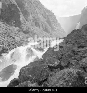 Attuale 29-3-1968: La cascata che ottiene un lavoro estivo. Da sei anni Statskraftverkene lavora su una serie di alternative per lo sviluppo delle possibilità idroelettriche su Hardangervidda. Vøringsfossen stesso rischia di essere spento. Ma è stata presentata una proposta di compromesso, il che significa che la cascata funzionerà con un flusso d'acqua ridotto nei mesi estivi, in altre parole, un puro decoro turistico. Foto: Sverre A. Børretzen / Aktuell / NTB ***FOTO NON ELABORATA*** questo testo dell'immagine è tradotto automaticamente questo testo dell'immagine è tradotto automaticamente Foto Stock