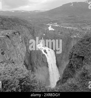 Attuale 29-3-1968: La cascata che ottiene un lavoro estivo. Da sei anni Statskraftverkene lavora su una serie di alternative per lo sviluppo delle possibilità idroelettriche su Hardangervidda. Vøringsfossen stesso rischia di essere spento. Ma è stata presentata una proposta di compromesso, il che significa che la cascata funzionerà con un flusso d'acqua ridotto nei mesi estivi, in altre parole, un puro decoro turistico. Foto: Sverre A. Børretzen / Aktuell / NTB ***FOTO NON ELABORATA*** questo testo dell'immagine è tradotto automaticamente questo testo dell'immagine è tradotto automaticamente Foto Stock