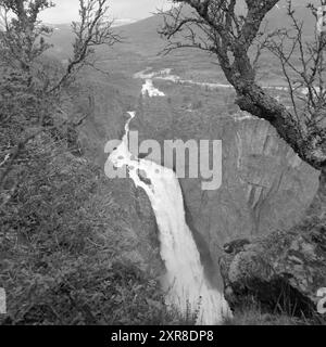 Attuale 29-3-1968: La cascata che ottiene un lavoro estivo. Da sei anni Statskraftverkene lavora su una serie di alternative per lo sviluppo delle possibilità idroelettriche su Hardangervidda. Vøringsfossen stesso rischia di essere spento. Ma è stata presentata una proposta di compromesso, il che significa che la cascata funzionerà con un flusso d'acqua ridotto nei mesi estivi, in altre parole, un puro decoro turistico. Foto: Sverre A. Børretzen / Aktuell / NTB ***FOTO NON ELABORATA*** questo testo dell'immagine è tradotto automaticamente questo testo dell'immagine è tradotto automaticamente Foto Stock