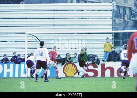 Calcio: Tradizionale partita di Capodanno Royal HFC - Ex-Internationals, Haarlem, Emauslaan, Paesi Bassi, 01-01-1998, Whizgle Dutch News: immagini storiche su misura per il futuro. Esplora il passato dei Paesi Bassi con prospettive moderne attraverso le immagini delle agenzie olandesi. Colmare gli eventi di ieri con gli approfondimenti di domani. Intraprendi un viaggio senza tempo con storie che plasmano il nostro futuro. Foto Stock
